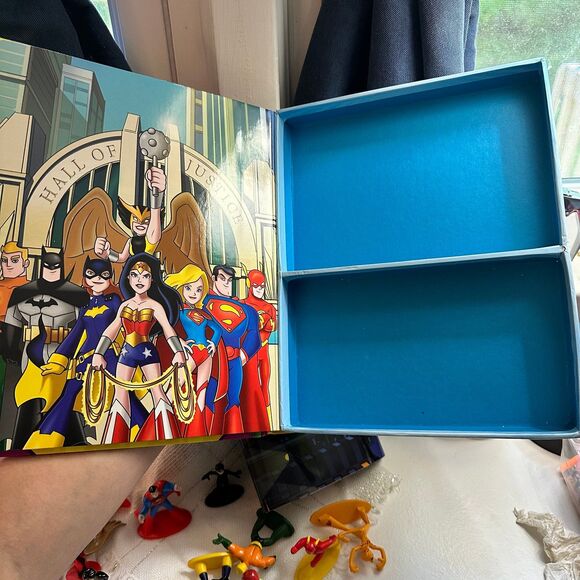 DC Super Friends Busy Book - Picture 2 of 3